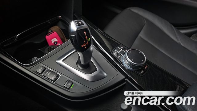 BMW 3-Series 320i Luxury