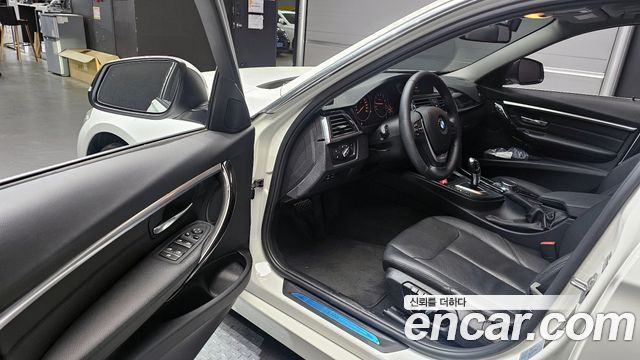 BMW 3-Series 320i Luxury