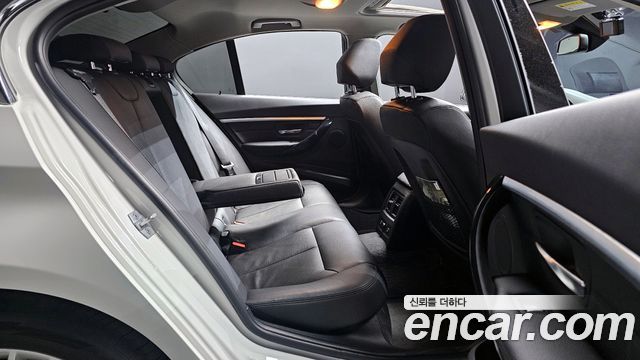 BMW 3-Series 320i Luxury