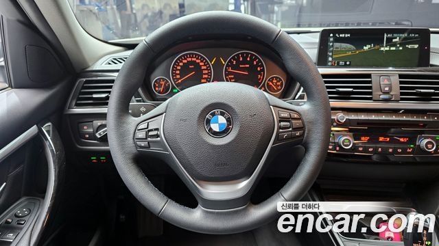 BMW 3-Series 320i Luxury