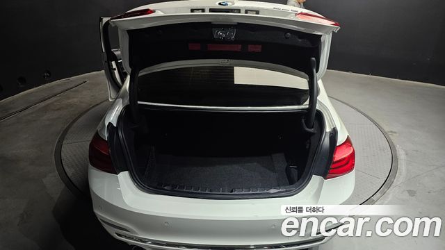 BMW 3-Series 320i Luxury