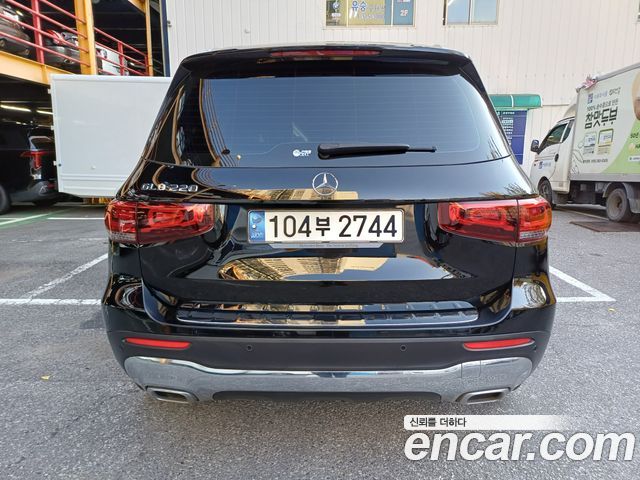 Mercedes-Benz GLB-Class GLB220