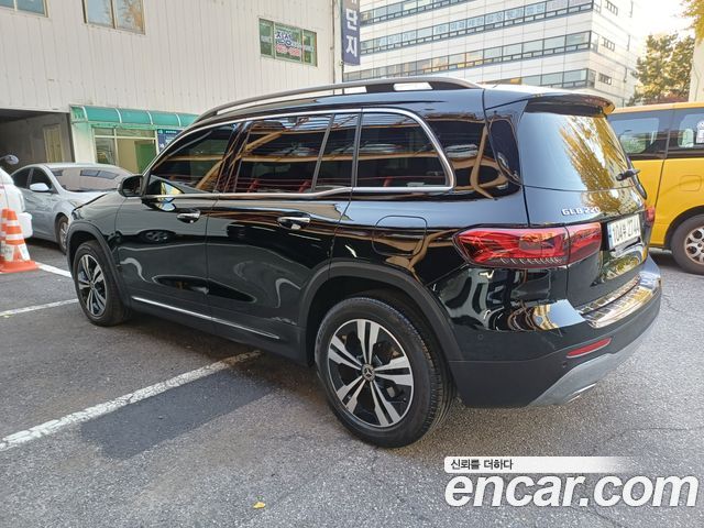 Mercedes-Benz GLB-Class GLB220