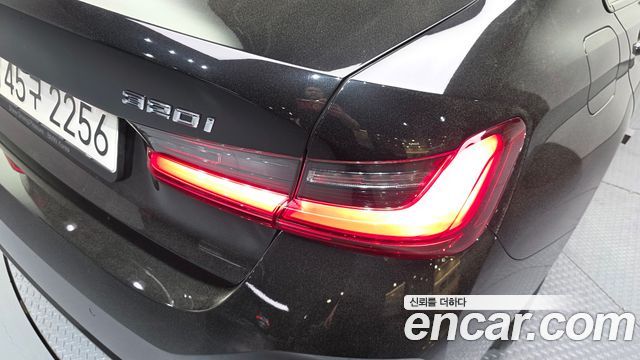 BMW 3-Series 320i