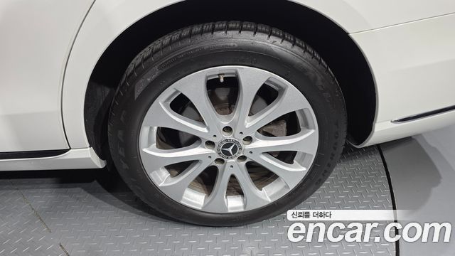Mercedes-Benz E-Class E300 4MATIC Exclusive