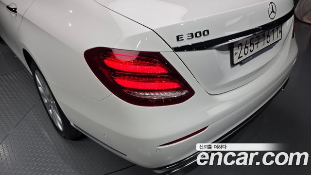 Mercedes-Benz E-Class E300 4MATIC Exclusive