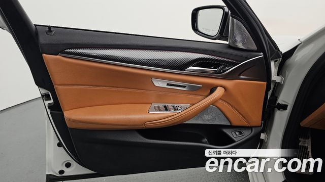 BMW 5-Series 520i Luxury
