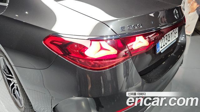 Mercedes-Benz E-Class E300 4MATIC AMG Line