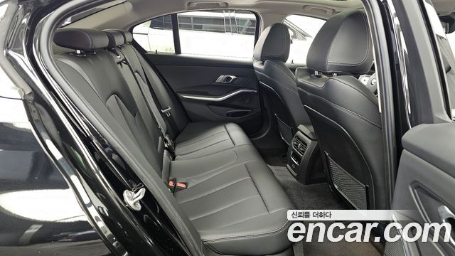 BMW 3-Series 320i