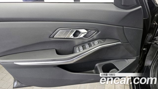 BMW 3-Series 320i