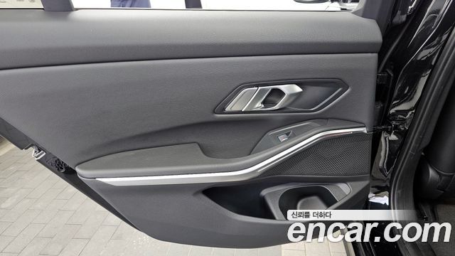 BMW 3-Series 320i