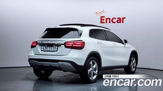 Mercedes-Benz GLA-Class GLA220