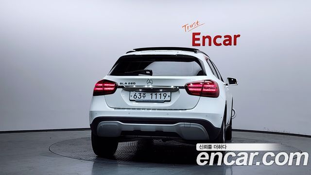 Mercedes-Benz GLA-Class GLA220