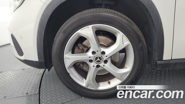 Mercedes-Benz GLA-Class GLA220