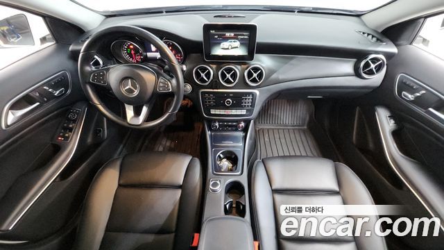 Mercedes-Benz GLA-Class GLA220