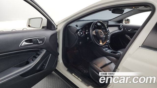 Mercedes-Benz GLA-Class GLA220