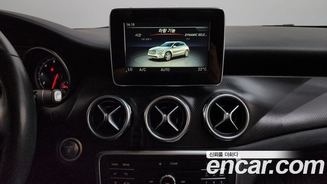 Mercedes-Benz GLA-Class GLA220