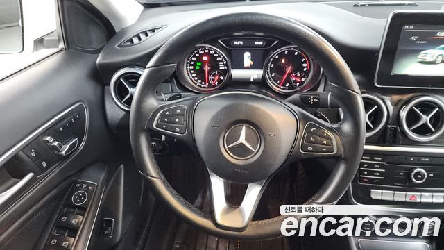 Mercedes-Benz GLA-Class GLA220