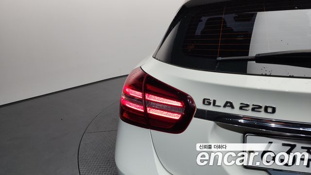 Mercedes-Benz GLA-Class GLA220