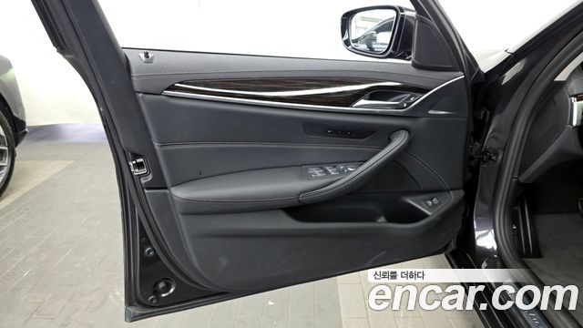 BMW 5-Series 520i Luxury