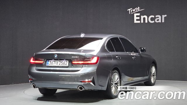 BMW 3-Series 320i Luxury