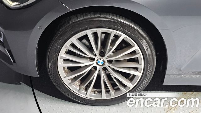 BMW 3-Series 320i Luxury