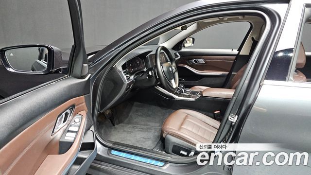 BMW 3-Series 320i Luxury