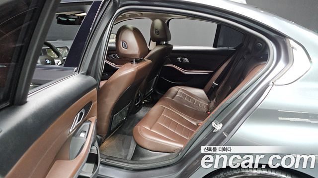 BMW 3-Series 320i Luxury