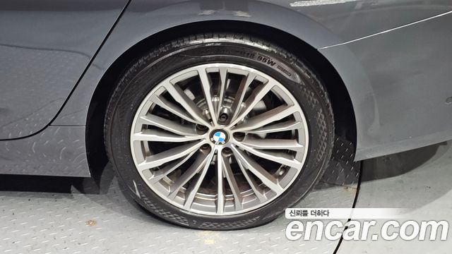 BMW 3-Series 320i Luxury