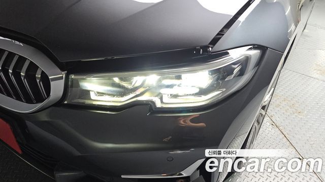 BMW 3-Series 320i Luxury