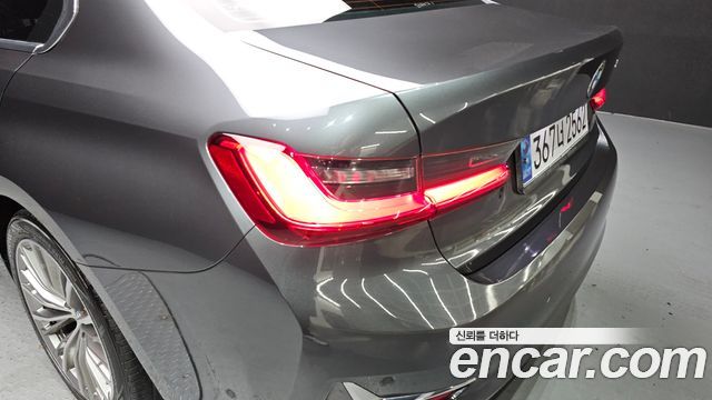 BMW 3-Series 320i Luxury