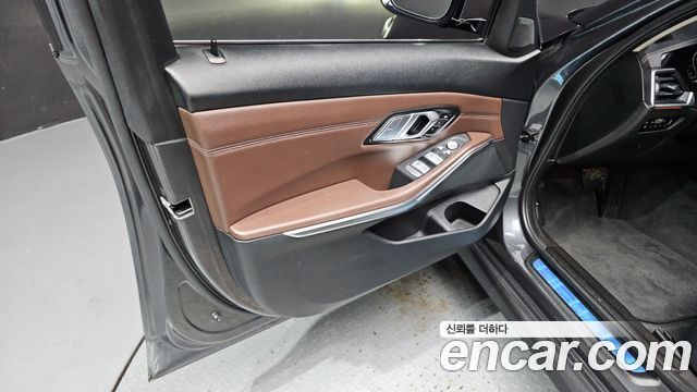 BMW 3-Series 320i Luxury