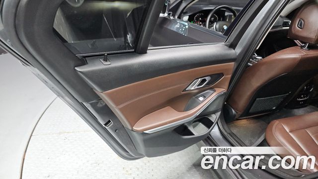 BMW 3-Series 320i Luxury