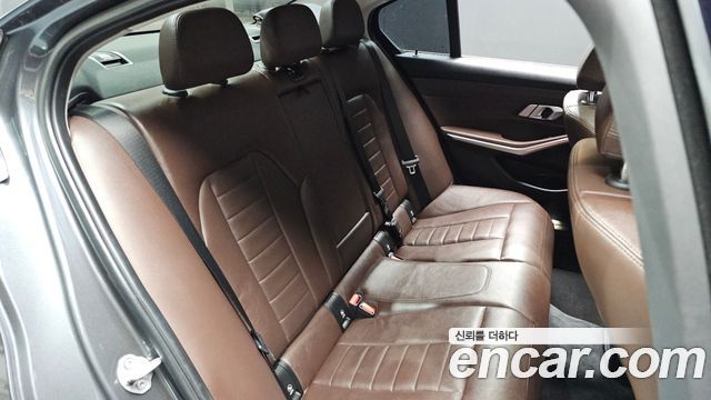 BMW 3-Series 320i Luxury