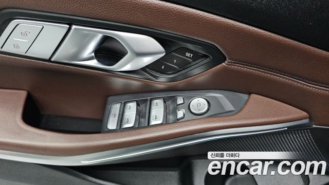 BMW 3-Series 320i Luxury