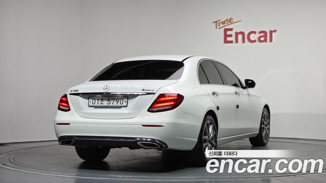 Mercedes-Benz E-Class E300 4MATIC Avnatgarde