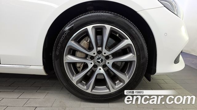 Mercedes-Benz E-Class E300 4MATIC Avnatgarde