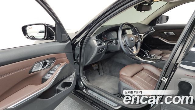 BMW 3-Series 320i Touring Luxury