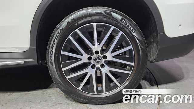 Mercedes-Benz GLC-Class GLC300e 4MATIC