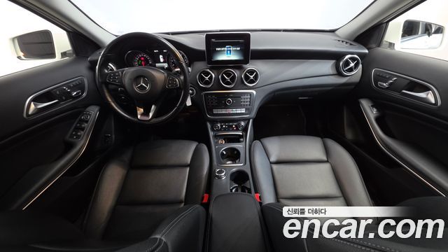 Mercedes-Benz GLA-Class GLA220