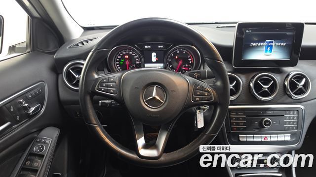 Mercedes-Benz GLA-Class GLA220