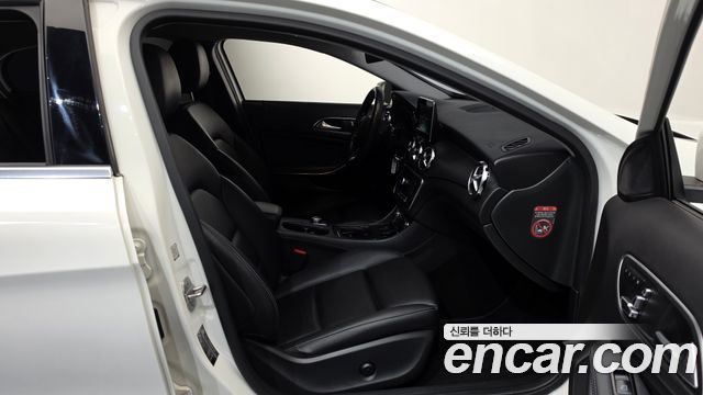 Mercedes-Benz GLA-Class GLA220