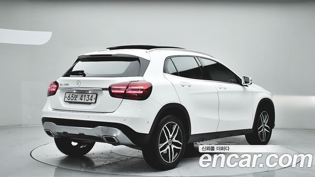 Mercedes-Benz GLA-Class GLA220 Premium
