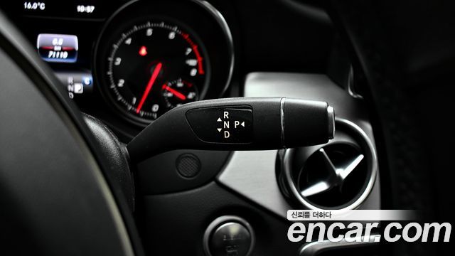Mercedes-Benz GLA-Class GLA220 Premium