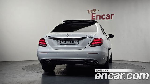 Mercedes-Benz E-Class E300 4MATIC Exclusive