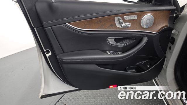 Mercedes-Benz E-Class E300 4MATIC Exclusive