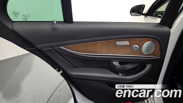 Mercedes-Benz E-Class E300 4MATIC Exclusive