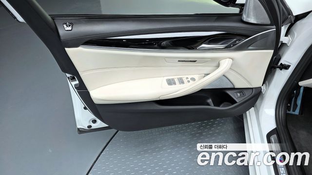 BMW 5-Series M550i xDrive
