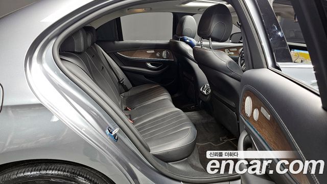 Mercedes-Benz E-Class E300 4MATIC Exclusive