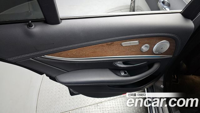 Mercedes-Benz E-Class E300 4MATIC Exclusive